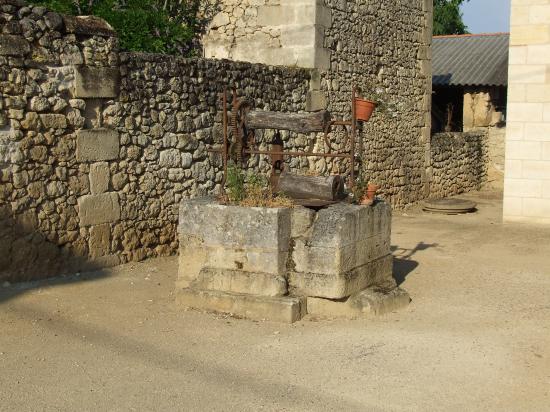 Saint-Quentin-de-Baron, un puits carré vers la mairie